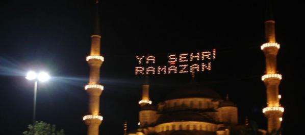 Die blaue Moschee in Istanbul hat während des Ramadan eine besondere Beleuchtung.