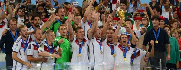 Philipp Lahm hält die Trophäe in die Höhe nach dem Gewinn der Weltmeisterschaft 2014.