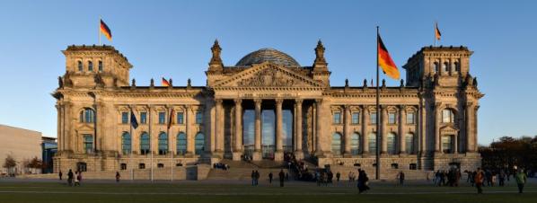 Im Reichstagsgebäude in Berlin tagt der Bundestag (= das deutsche Parlament)