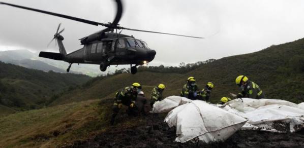 Helfer suchen im Absturzgebiet nach den verunglückten Passagieren.
