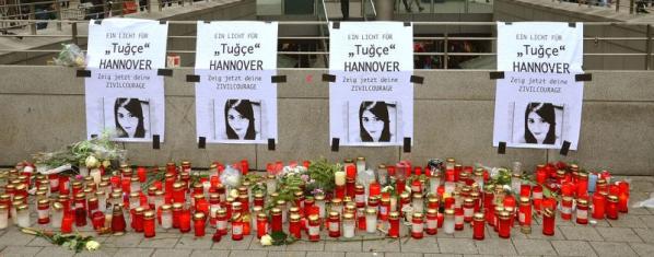 Mit Blumen und Kerzen wurde in vielen Städten an Tugce erinnert
